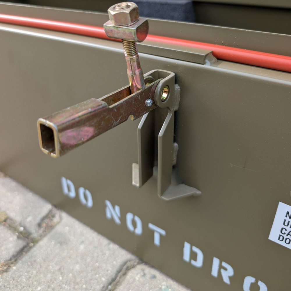 detail Original US Army Shipping Container Type CNU-317 - unused